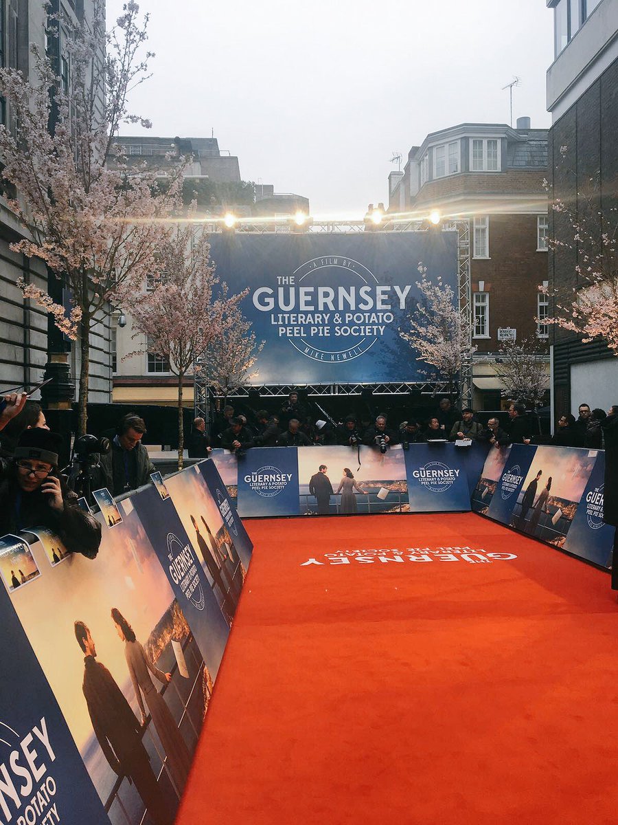 guernsey - The Guernsey Literary & Potato Peel Pie Society de Mike Newell - Page 4 DaWuiB0XcAINdIR