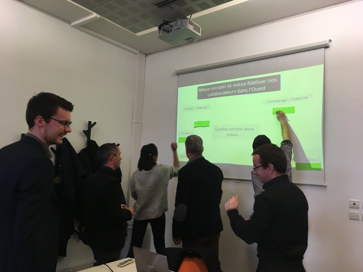 MarieCauchyy's tweet photo. #ADNBretagne Soirée idéation du #recrutement dans le numérique ! Après un dot voting pour choisir les thématiques à travailler 🧐 attirer > former > fidéliser 👏 https://t.co/ZzXdc6Jm4l