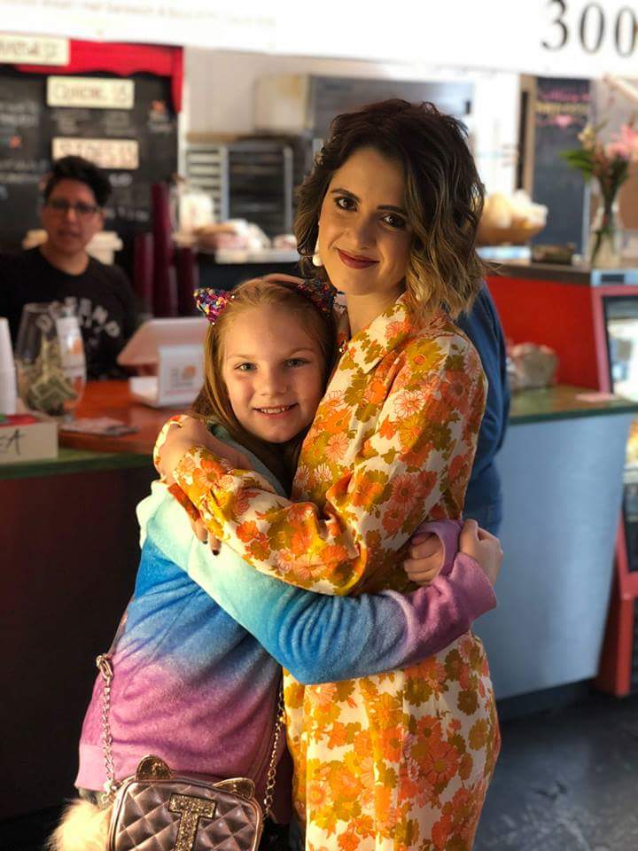 LMaranoLATAM's tweet photo. 📷| Laura junto a una fan. https://t.co/B6MnVqI43J
