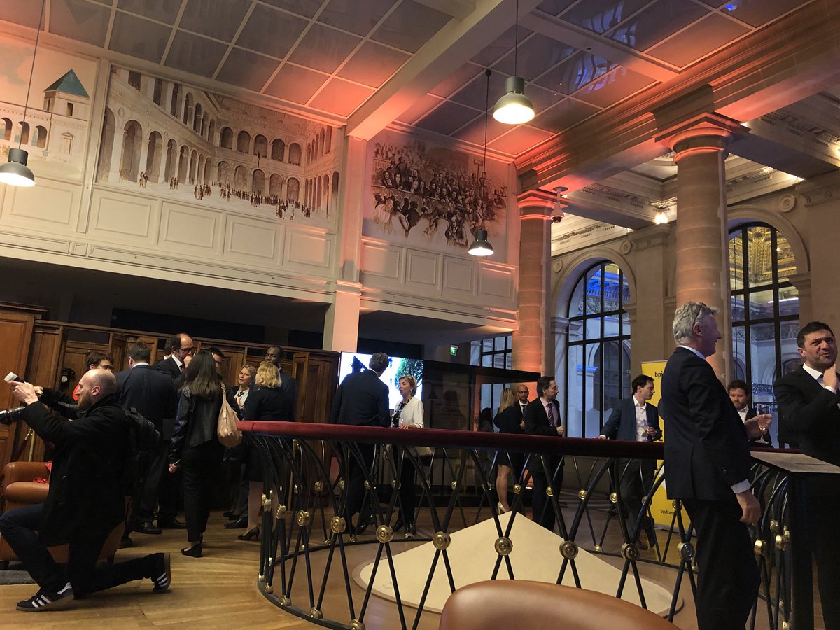 financeinnov's tweet photo. Avec @LaPlaceFintech inaugurée ce soir, la #fintech française se dote d’un lieu à la hauteur de son ambition et de son talent ! 😊👔✨#OuvertureLaPlace https://t.co/Pyp86aSUML