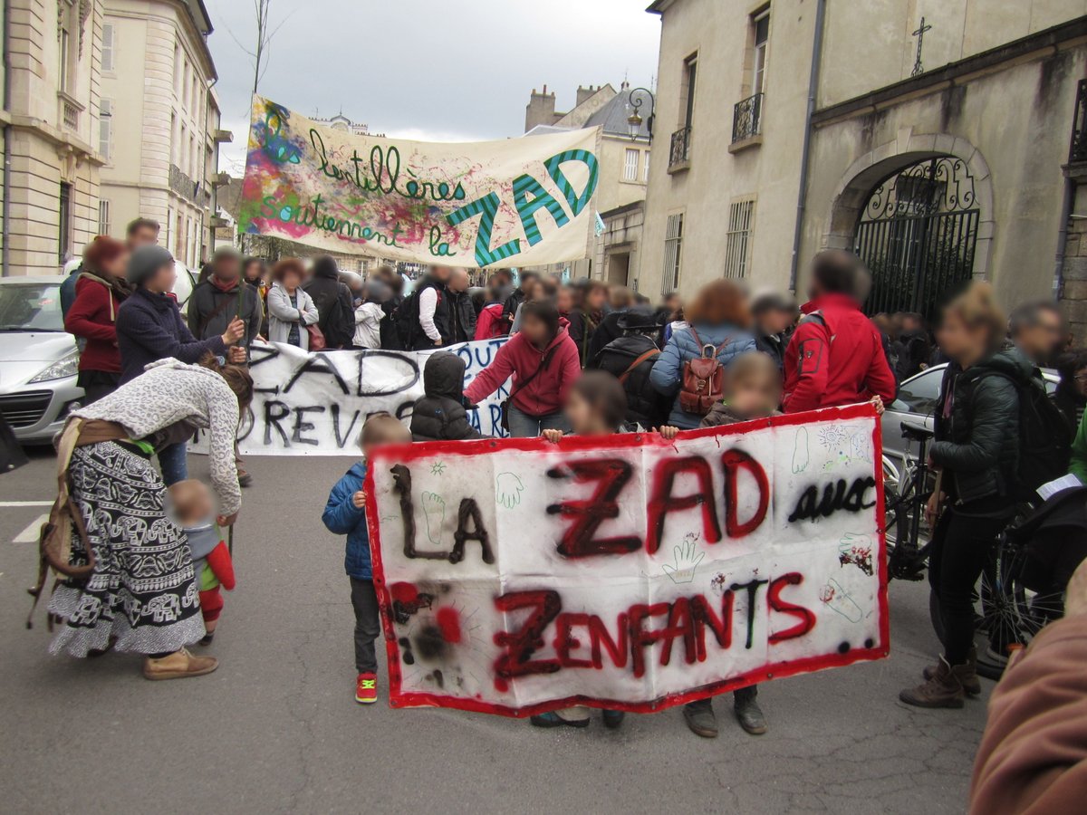 DijonDTR's tweet photo. 200 personnes sont réunies devant la préfecture de #Dijon contre les expulsions à la #ZAD de #NotreDamedesLandes et pour apporter leur soutien à celles et ceux qui défendent le bocage! 
#ZADPartout https://t.co/UxMvJ0ZUfJ