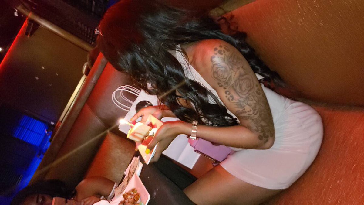 ___purrtieME's tweet photo. #Chapter22 ✨👑💋 https://t.co/wbKogBIe2c