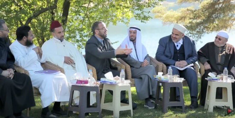 ibahzad's tweet photo. دعوا للثورات و حرضوا عليها .. ذهب بعضهم في رحلة للسياحة على حدود سوريا في تركيا و رجعوا الى غرف نومهم في بيوتهم  الآمنة ببلادهم  .. و آخرين منهم أرسلوا الشباب الى القتال بجانب بعض التنظيمات الإرهابية بينما يتفاخرون بإرسال أبنائهم الى جامعات دول الغرب والتفاخر بتخرجهم  ‼️ https://t.co/XoALC4XEYz