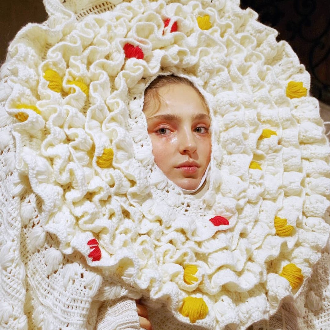 We’re getting some serious Spring vibes from this look. 🌻💛 This designer's team work to bring both creativity and innovation to each of their pieces, opting for hand-craft patterns whilst using natural fabrics and materials. 📷 via #JimmyMillan #MBFW