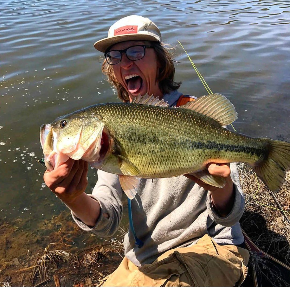 MondoFlyFishing's tweet photo. The stoke is contagious! Dylan Molnar getting so sendy with this giant bass! 

#MondoFlyFishing #AltSpecies #WeAreTheFlyFishingResistance https://t.co/CO1BrqzxBY