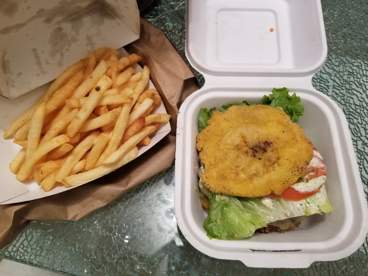 David_Perez728's tweet photo. Had to visit @PinchoFactory for their amazing Tostone Burger &amp; Classic Fries! Que Rico Meng! #PinchoFactory #TostoneBurger #ClassicFries #Food #QueRicoMeng https://t.co/QNcpyd4GVI