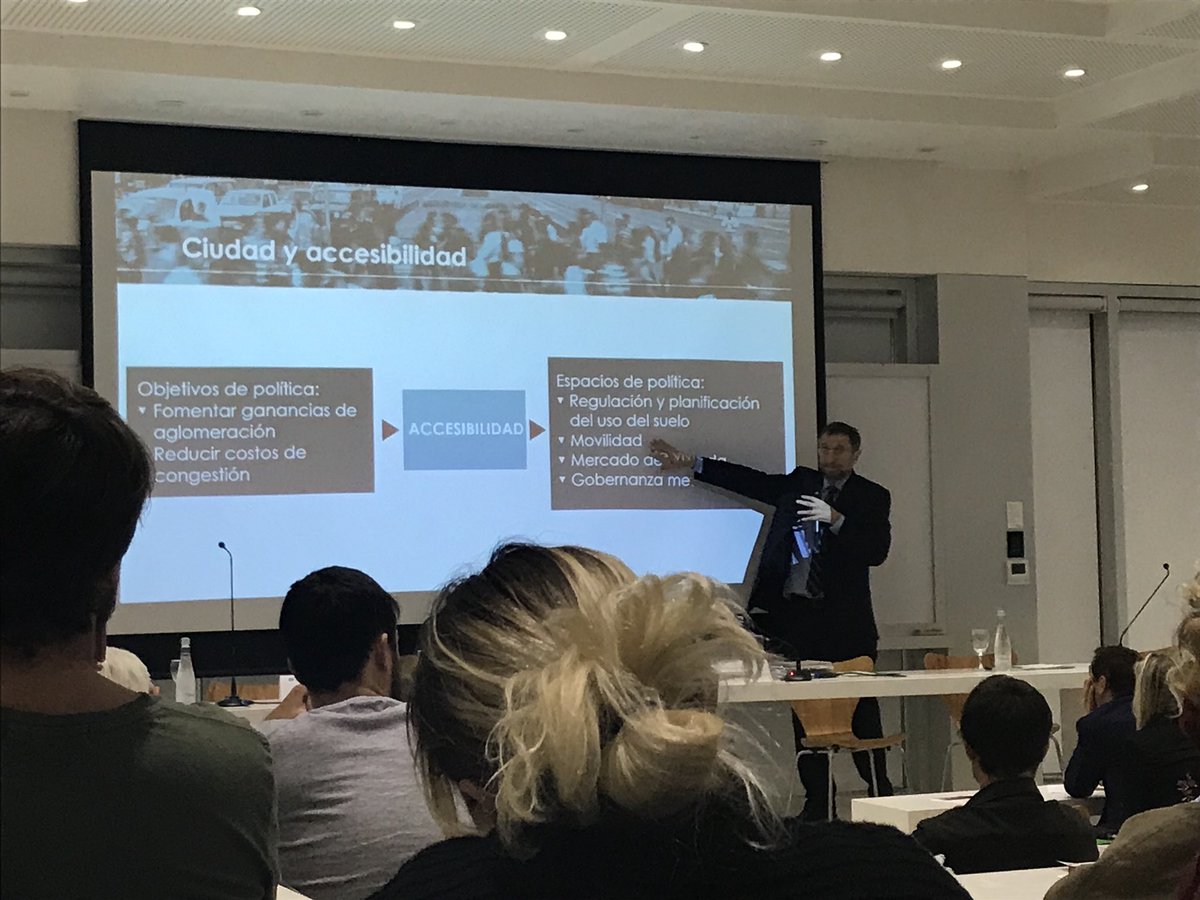 berniastarloa's tweet photo. Pablo Sanguinetti presenta el #RED2017 de @AgendaCAF en @UTDT_Gobierno, @CIPUVutdt, sobre Crecimiento urbano y acceso a oportunidades. ¿Qué políticas podemos diseñar para tener ciudades con un balance adecuado entre congestión y aglomeración? https://t.co/aALKMw9Ea9