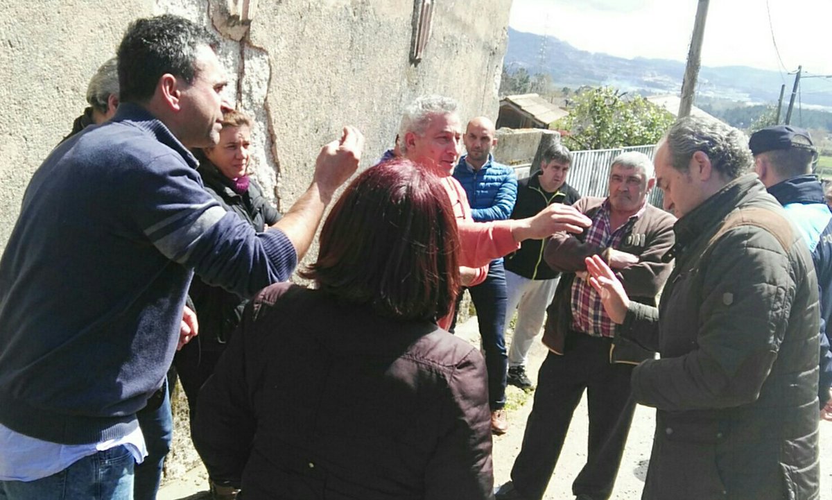 sondolouro's tweet photo. #OPorriño Unhas obras do Concello deixan ao descuberto un novo banco de lindano no Contrasto https://t.co/gT7JMRyFWN https://t.co/fnhBDAZxWf