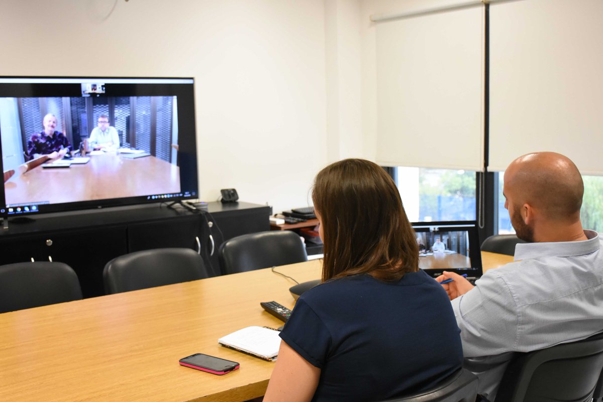 VinculacionUNL's tweet image. Nos encontramos en conferencia virtual con @FUEONLINE para conocernos y planificar proyectos conjuntos de innovación y transferencia de tecnología, entre esta organización 🇪🇸 y la @UNLitora de 🇦🇷. Juntos somos socios en el @LinkYou_Project