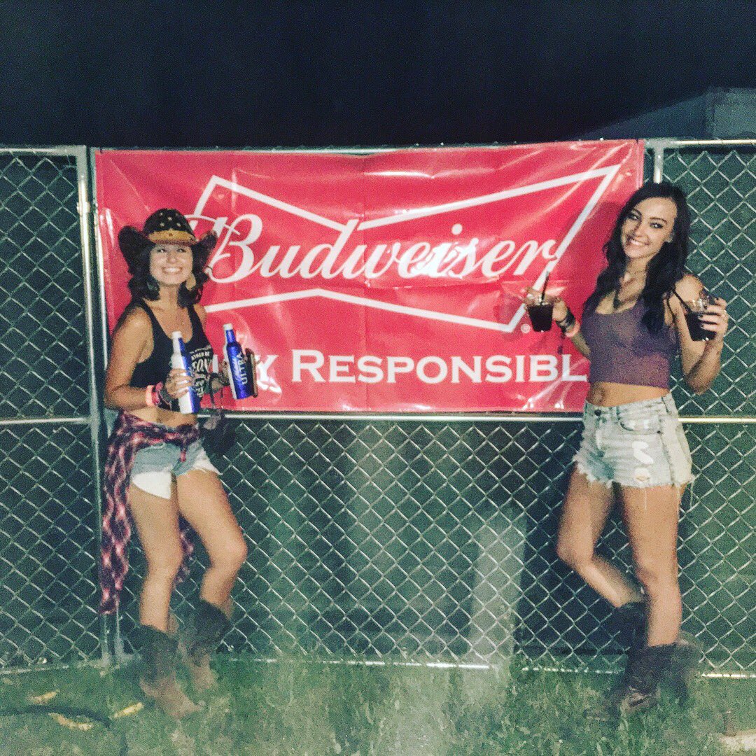 alibecker13's tweet photo. Drunk on you and high on summer time 🍻 #countrythunder #LukeBryan https://t.co/J2CfXZwNJ0
