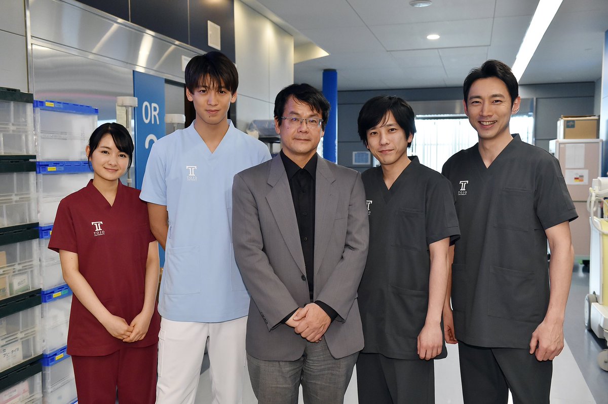 blackpean_tbs's tweet photo. #ブラックペアン  原作者の海堂尊先生が撮影現場を訪問されました📚✨
二宮さんが演じる渡海先生を“一流の外科医”と絶賛😃👍
そのレポートはコチラから▶️https://t.co/SntuccMBiu

#二宮和也  #竹内涼真   #葵わかな   #小泉孝太郎  #海堂尊
#海堂先生からフルーツの差し入れいただきました🍊🍓 https://t.co/BM4y5ysboz