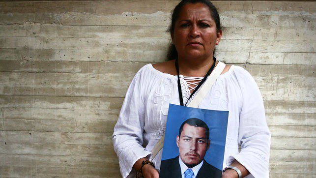 ¿Quien eres?
¿A dónde me llevas?
¿Puedo llamar a casa?
¿Quienes son esos militares?
¿Por qué me mataste?
¿Por qué vistes de militar mi cuerpo?
¿Mi delito es ser pobre?
¡No soy un NN!
¡Tuve madre, padre y hermanos!
Madre, no dejes que impongan su mentira.
#NoMeOlvides