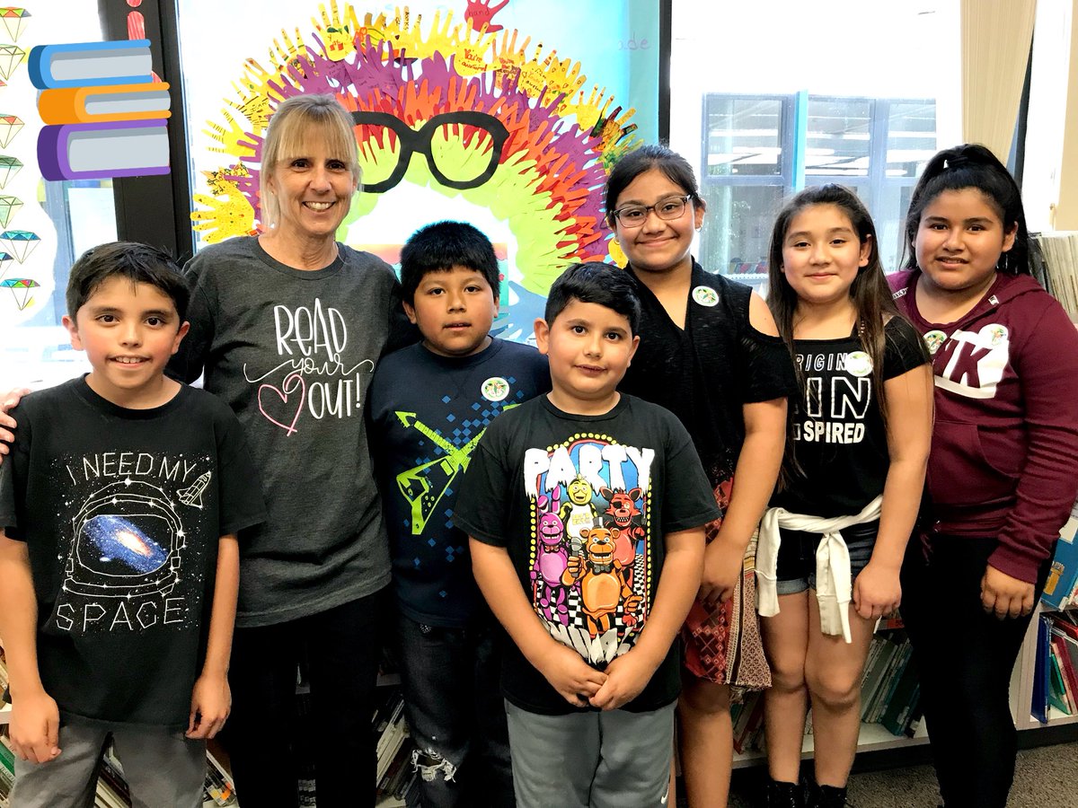 MKrabappel's tweet photo. We ❤️ our librarian, Mrs. Boraks! #NationalLibraryWeek #readyourheartout #bookworm @BeaumntBookworm @BeaumontBear https://t.co/ytNGohNFuw
