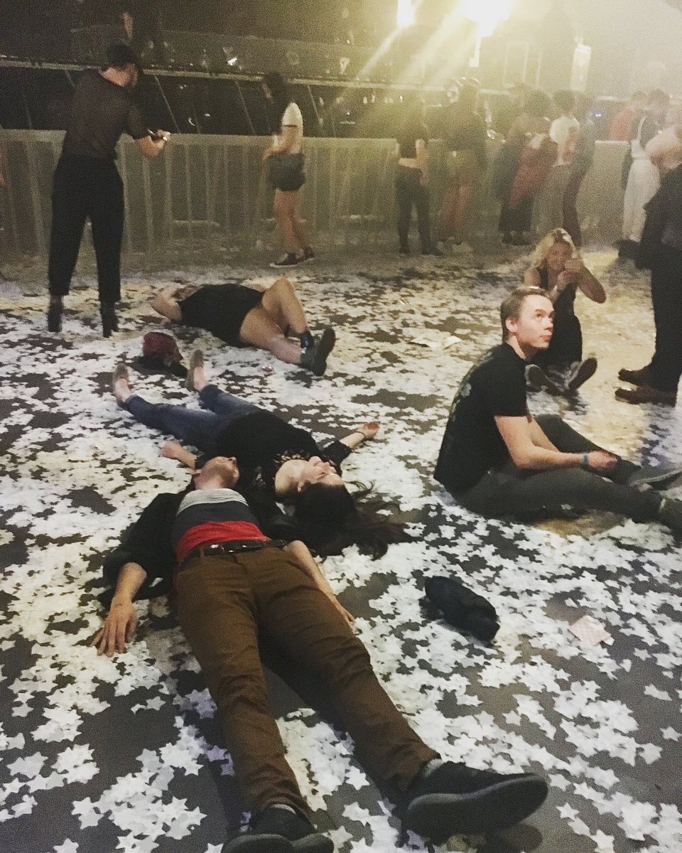 LordesReporter's tweet image. Lorde fan version of "snow angels" = "star angels"

Star confetti from last nights stellar show in Washington D.C.  

Via liv.tastic IG