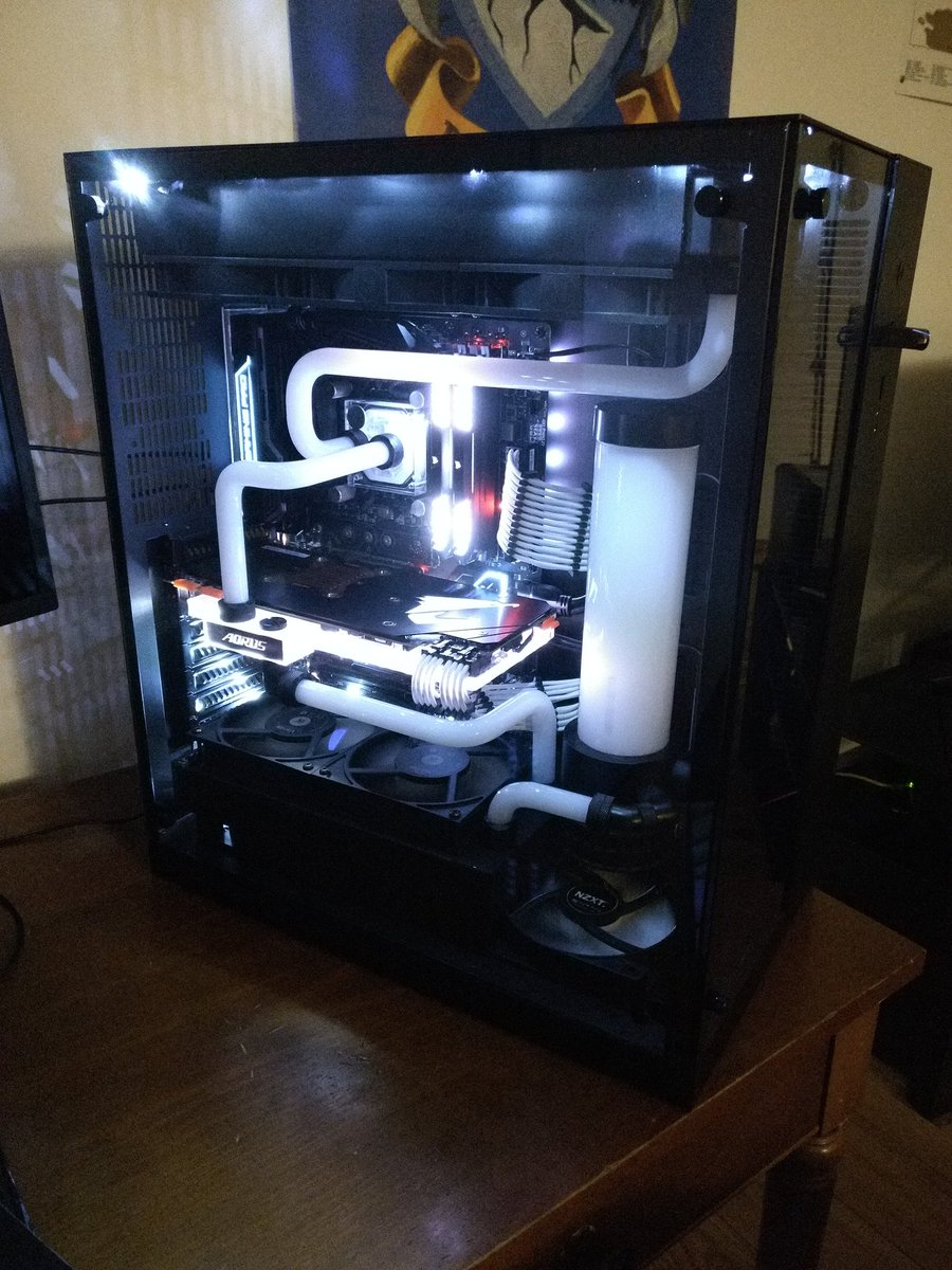jojo68470's tweet photo. Ma petite config sans prétention (qui m'a quand même coûté 5m de PETG du fait des ratés)  ! #RDCModding avec @rueducommerce et @Watermod https://t.co/KjKwfpd1Nc