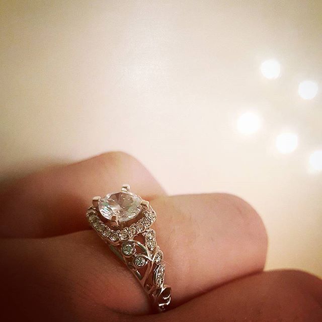 RogersShine's tweet photo. Kaylyn (@kay__loveee22) admiringly says of her engagement ring: "Love the sides of my engagement ring so much!! 😭 So much detail &amp; literally looks like butterflies to me 😍😍!" Raise your hand if you love some detail! https://t.co/paqzatd3Xf https://t.co/vqeVQsnlxb