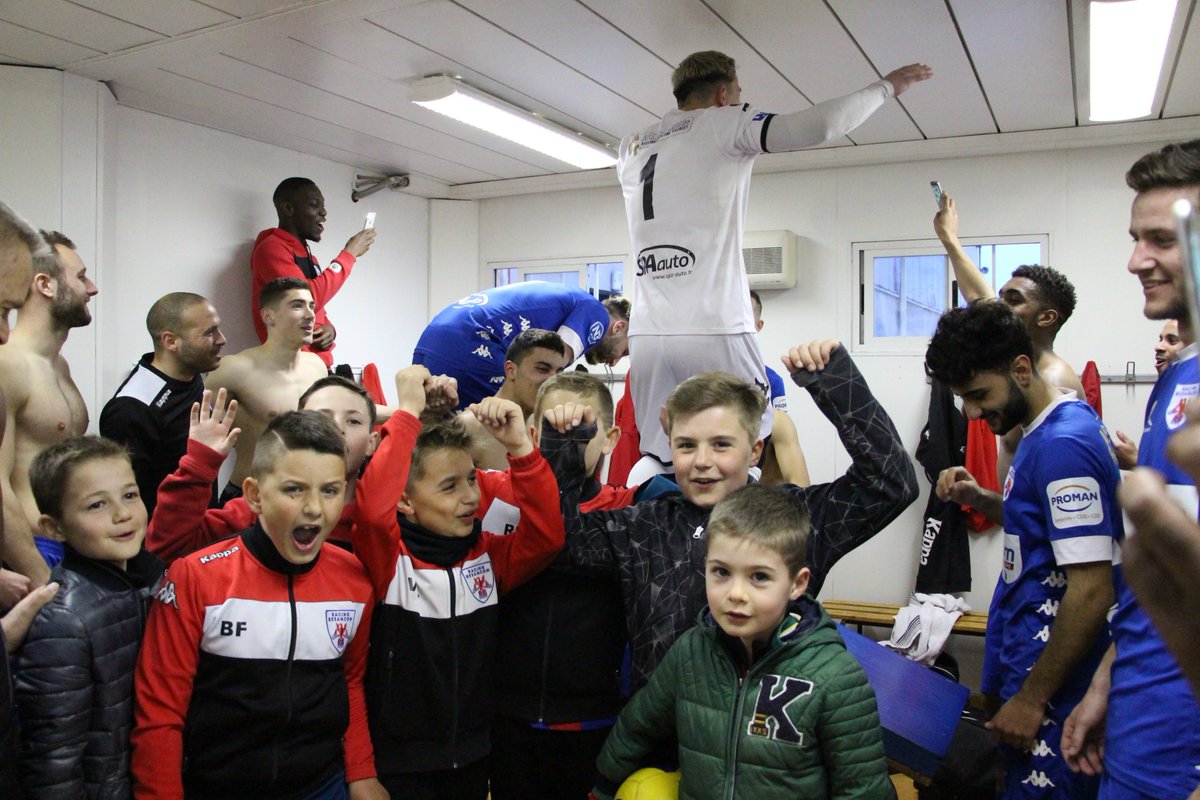 racing_besancon's tweet photo. Des jeunes U11  présents au stade des Poussots avec leurs éducateurs pour soutenir le Racing face à la réserve du @DFCO_Officiel ont fêté la victoire avec nos Racingmen dans le vestiaire ! 👍😍
#LaFamilleRacing #TousEnRouge #TeamRB 🔴🔵 https://t.co/c5BXkGGBih