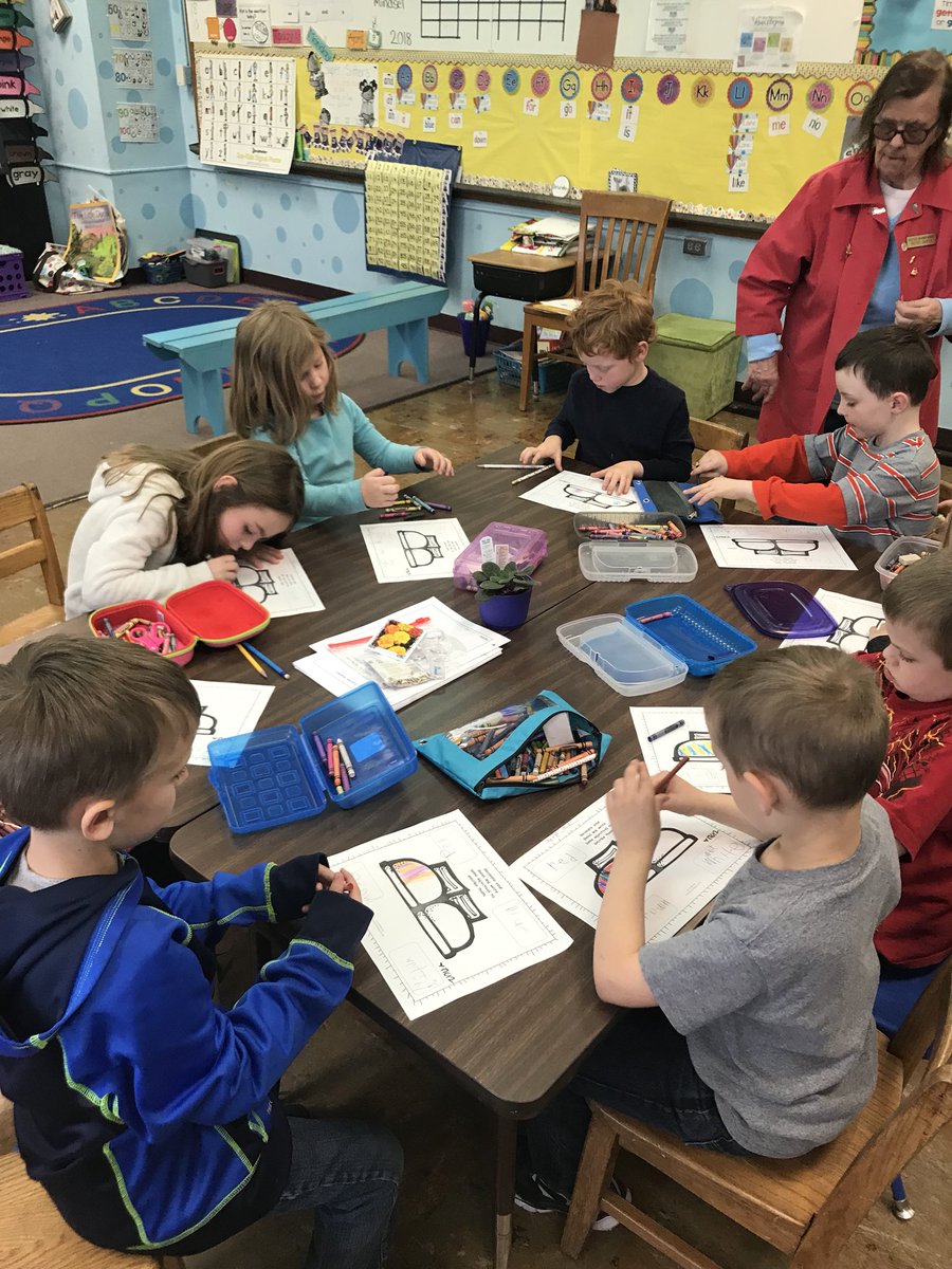 ljjohnson82's tweet photo. We had a great time with Pete the Cat today in kindergarten @agraham_andrea 🐈 👟 https://t.co/pvNitf3WbV
