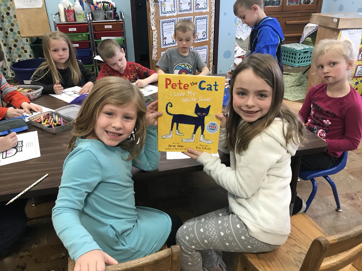 ljjohnson82's tweet photo. We had a great time with Pete the Cat today in kindergarten @agraham_andrea 🐈 👟 https://t.co/pvNitf3WbV