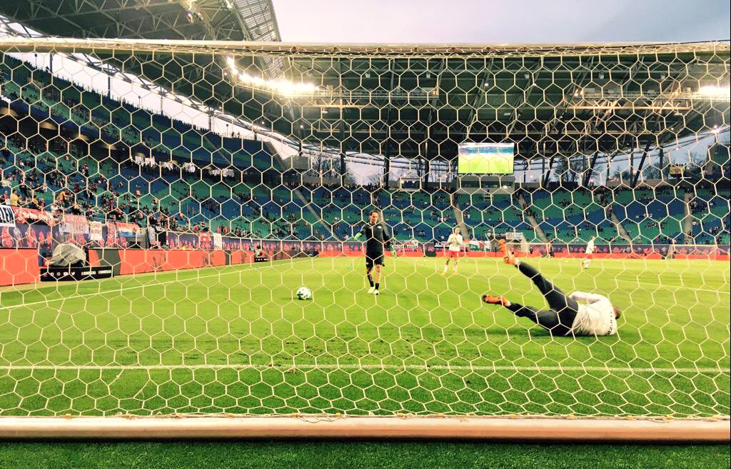 RBLeipzig's tweet photo. Die Erwärmung läuft! Keine halbe Stunde mehr, dann rollt hier der ⚽️. 

#RBLB04 #Bundesliga https://t.co/lnY0Pqtyk6
