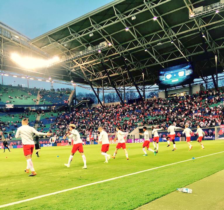 RBLeipzig's tweet photo. Die Erwärmung läuft! Keine halbe Stunde mehr, dann rollt hier der ⚽️. 

#RBLB04 #Bundesliga https://t.co/lnY0Pqtyk6