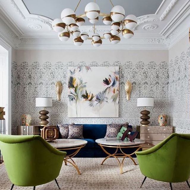 Great mix of pattern and plasterwork to create some great friction for the eye. The beautiful feature lighting adds even more drama, optical illusions and geometric shapes to this stunning design. Love the velvet olive green armchairs and inky blue sofa … bit.ly/2H5Mdpc