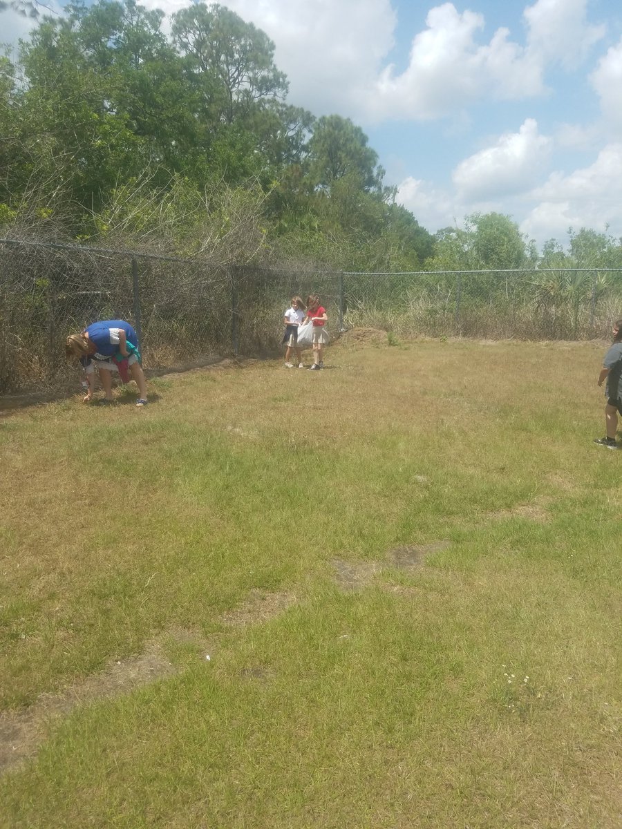 Ms  Blair's fourth graders cleaning up trash during their recess because they want to! #piratepride #4thgraderocks @TCEpirates <a href="/Disfordemocracy/">Lyn AIdenᅠᅠᅠᅠᅠᅠᅠᅠᅠᅠᅠᅠᅠᅠᅠᅠᅠᅠᅠᅠᅠᅠᅠᅠᅠᅠᅠᅠᅠᅠᅠᅠᅠᅠᅠᅠᅠᅠᅠ</a>