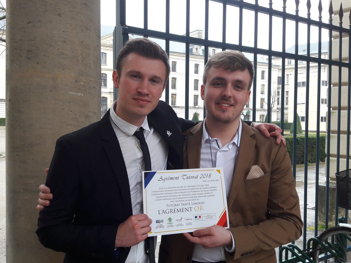 TutoratLimoges's tweet photo. Le voici enfin !!
Le @TutoratLimoges est présent au Ministère de l'Enseignement Supérieur @sup_recherche ce lundi pour récupérer l'agrément Or !! 🏅
Merci pour le soutien accordé par la ministre @VidalFrederique aux Tutorats ! 💪💪 #tutoministère https://t.co/rNGNuHbbqS