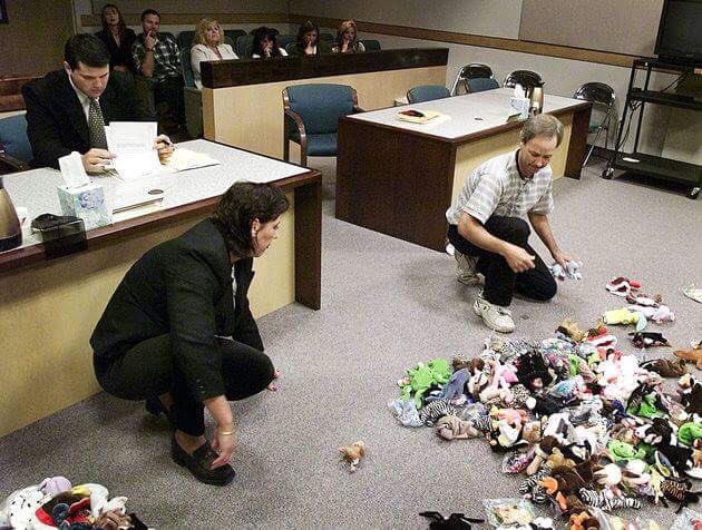 KIXFM's tweet image. #FlashbackCafe Remember back in 1999 when you thought your #BeanieBabies were gonna get you rich? Here’s a couple splitting up their beanie babies in #1999 during their divorce! 😂 -@aislenes