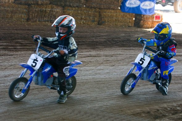 MimiandMoto's tweet photo. Thx to @AmericanFlatTrk @DixieRomeSpdwy @HellbenderHD for a great time on Saturday. Good to know #flattrack #kids are starting early! Photo: TodaysCycleCoverage #americanflattrack #dixiespeedway #hellbenderhd #flattrackracing #flattracker #motoracing #motorcycleracing #moto https://t.co/19xNjeWRwO
