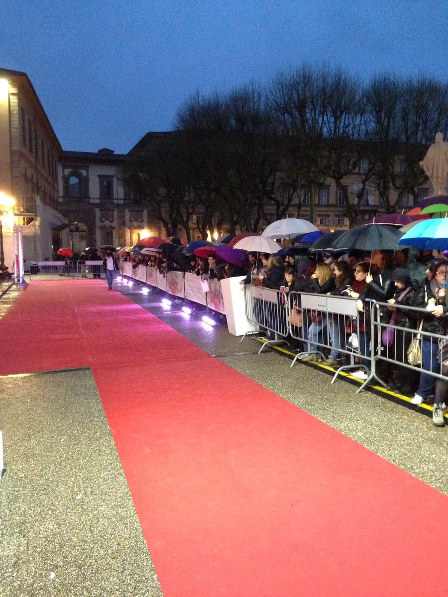 LuccaFilmFest's tweet photo. In attesa di #MartinFreeman sul red carpet di #LFFEC18 π
Siete in tantissimi, anche sotto la pioggia!
Per Martin questo ed altro!
#FreemanAtLFFEC https://t.co/VvnHIkYVLj