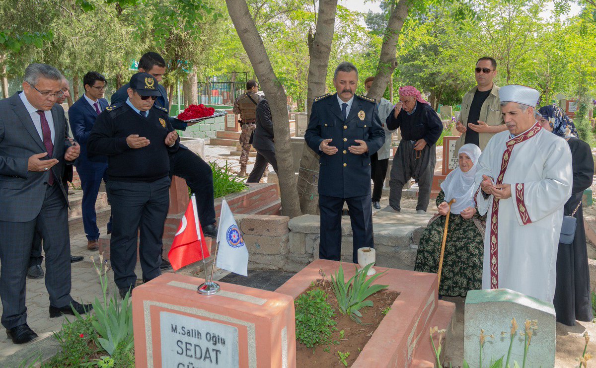 TEŞKİLATIMIZIN 173. KURULUŞ YIL DÖNÜMÜNDE ŞEHİTLERİMİZ KABİRLERİ BAŞLARINDA ANILDI 
diyarbakir.pol.tr/Haberler/Sayfa…
#polis #10nisan #şehit #polisbayramı #Diyarbakır
@tacettinaslan39