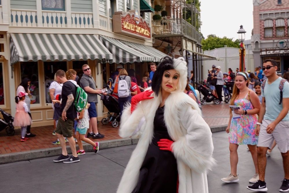 ThemeParkFrog's tweet photo. Time saving tip! Know when & where to find your favorite characters at Disneyland: https://t.co/iUZc9amVBD #Disneyland #DisneyTip https://t.co/mqzHNEj9jX