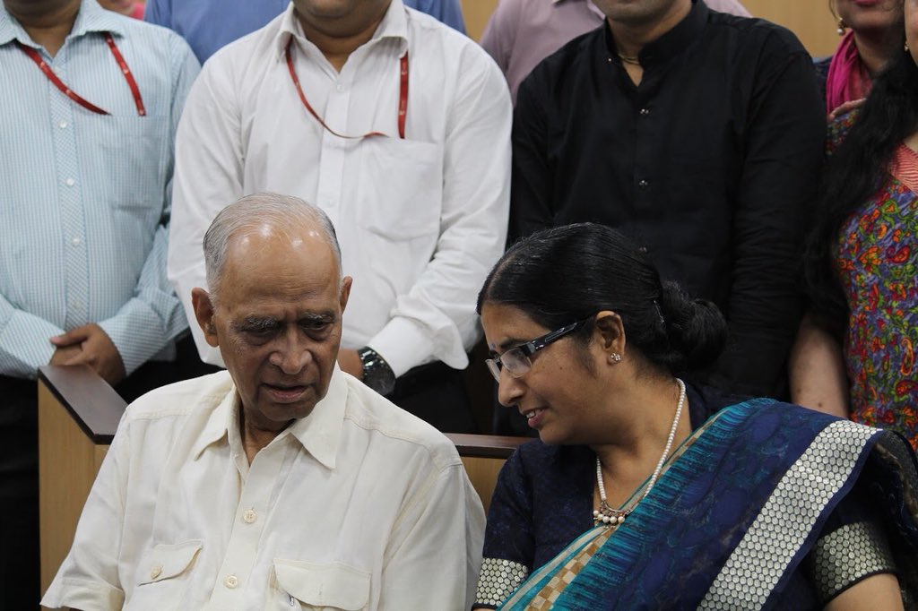ArnabhBanerjee's tweet photo. #Moments with the #DivineScientist Padma ViBhushan #ProfMMSharma #Legacy @Gansons @nmims_india https://t.co/DxxNFkm5LV