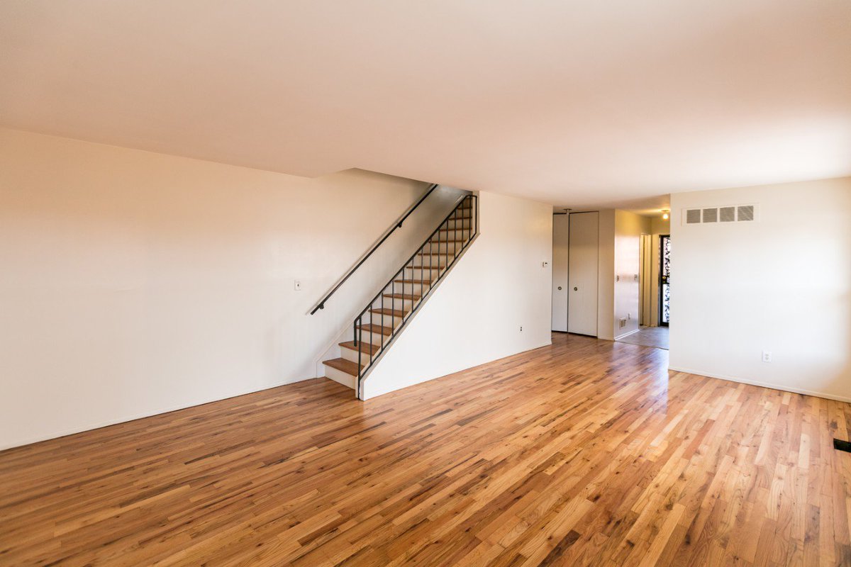 We just listed this co-op at Hyde Park!

#OConnorDetroit #DetroitRealEstate #HydeParkCoop #HydePark #Detroit #Coop #Condo #DetroitsHome #DreamHomeDetroit

Click the link below for more information.

oconnordetroit.com/listings/2031-…