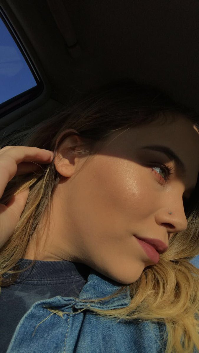 _selenerivas11's tweet photo. Wow god bless my skin https://t.co/4hkImMwufa