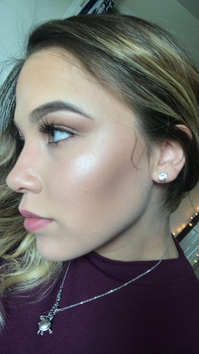 _selenerivas11's tweet photo. Wow god bless my skin https://t.co/4hkImMwufa