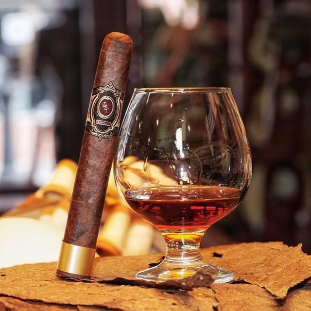 Sikarlounge's tweet photo. DBL By Francisco Almonte will be in the building on Thursday at 8 pm for a rolling event!  
#maduro #smoke #cigarlife #cigarevent #cigaraficionado #pictoftheday #smokeandchill #luxury https://t.co/rmvTIaCQ2Q