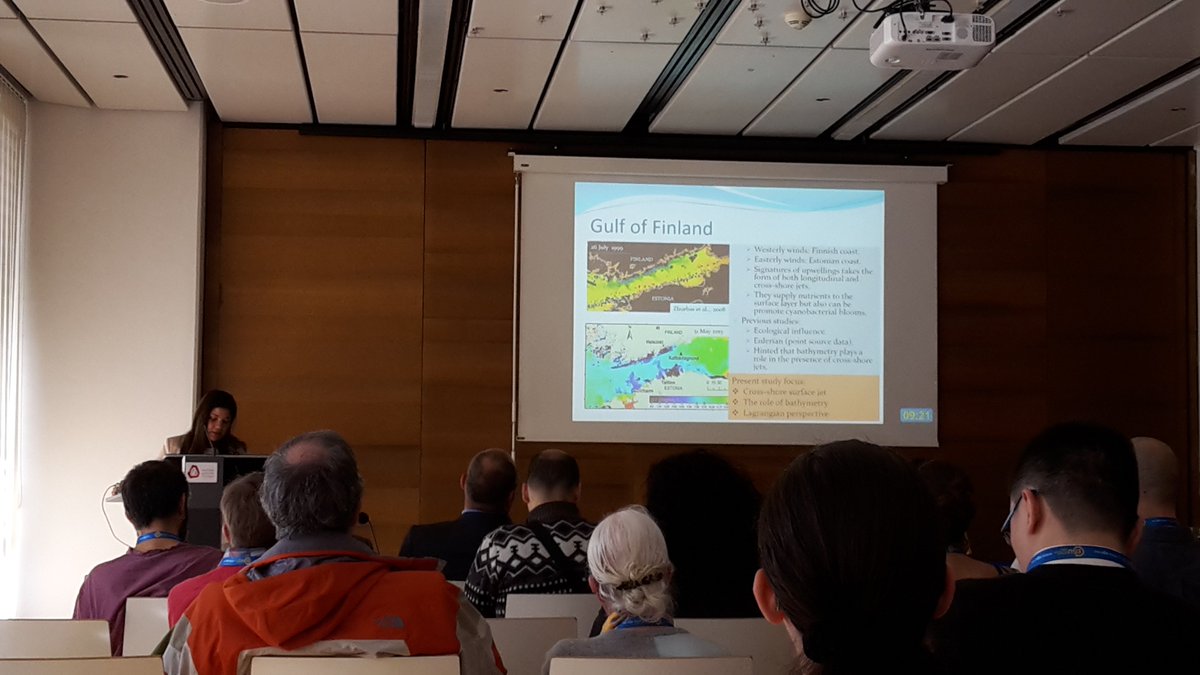 Nicole Delpeche-Ellmann explaining coastal upwelling phenomena in the gulf of Finland at #EGU18