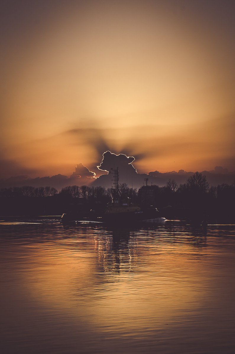 šonakt noteikti Latviju sasniegs spēcīgs negaiss! <a href="/LVGMC_Meteo/">Meteo.lv</a>