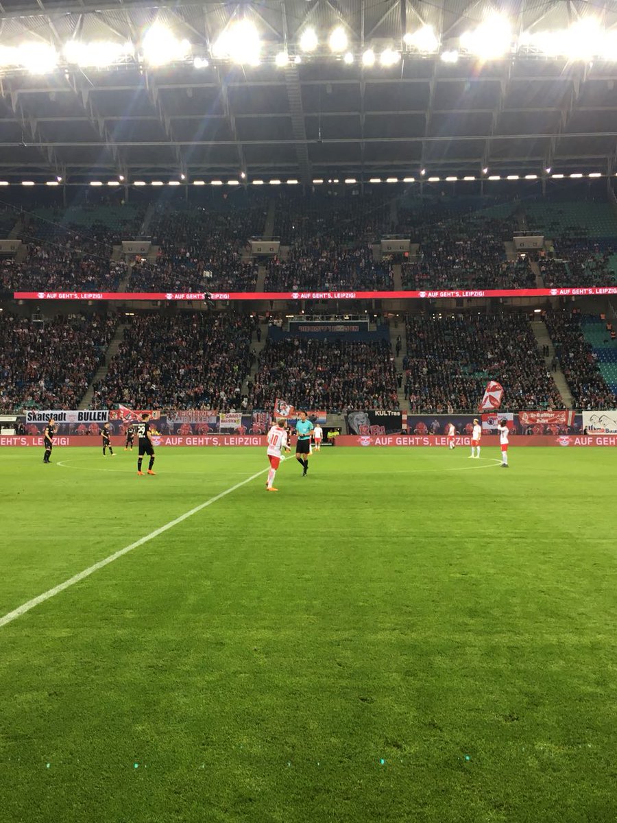 RBLeipzig_EN's tweet photo. And the boys get us up and running in Leipzig! 🙌 (1')

Where are you following from? 🌍

🔴⚪ #DieRotenBullen #RBLB04 0-0 https://t.co/Fe8p6nyhJg