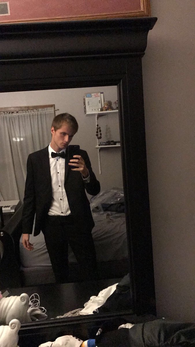 BryceDuchesne's tweet photo. vote for me for prom king 👑👑👑 https://t.co/AGtQjGygVW