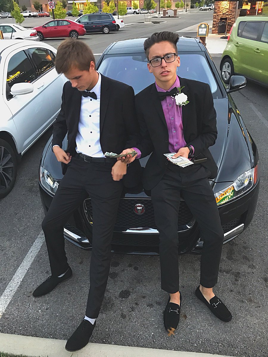 BryceDuchesne's tweet photo. vote for me for prom king 👑👑👑 https://t.co/AGtQjGygVW
