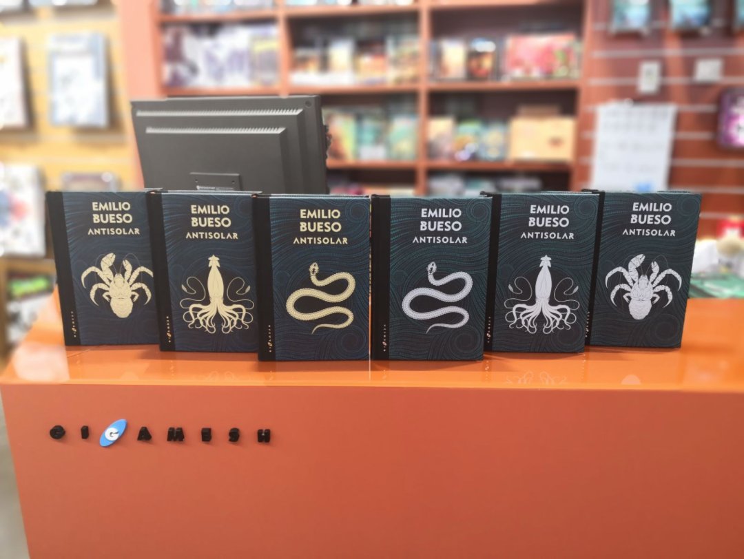EGigamesh's tweet photo. El 13 de abril sale a la venta #Antisolar, la continuación de #LosOjosBizcosDelSol de @e_bueso.

600 ejemplares plateados. 
200 ejemplares dorados, firmados y numerados.
3 variaciones de cubierta.
Una edición única. 

Reserva tu ejemplar aquí: 
https://t.co/wJNNpG5XVj https://t.co/8Te9cOBnQ7