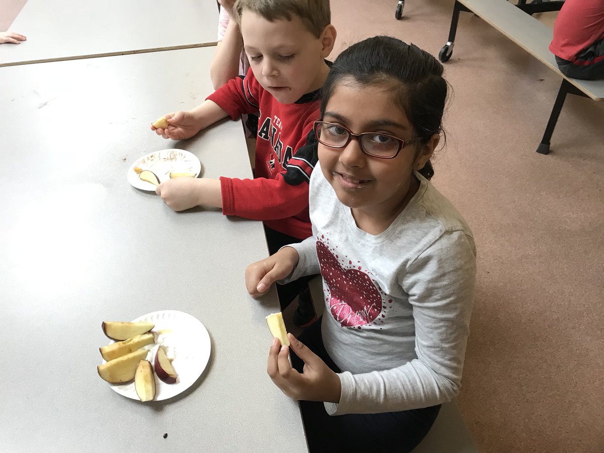 grade1sullivan's tweet photo. Thank you to @PrimaryNg for teaching us how to make a delicious snack!! We enjoyed making it with our grade three Learning Buddies! @basinviewdrive https://t.co/pmCiUXlYDh