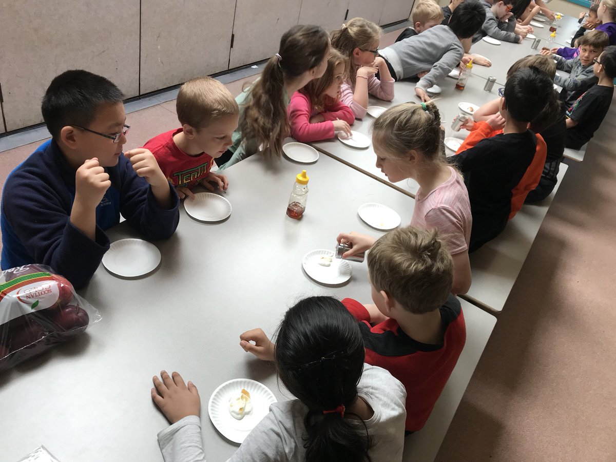 grade1sullivan's tweet photo. Thank you to @PrimaryNg for teaching us how to make a delicious snack!! We enjoyed making it with our grade three Learning Buddies! @basinviewdrive https://t.co/pmCiUXlYDh