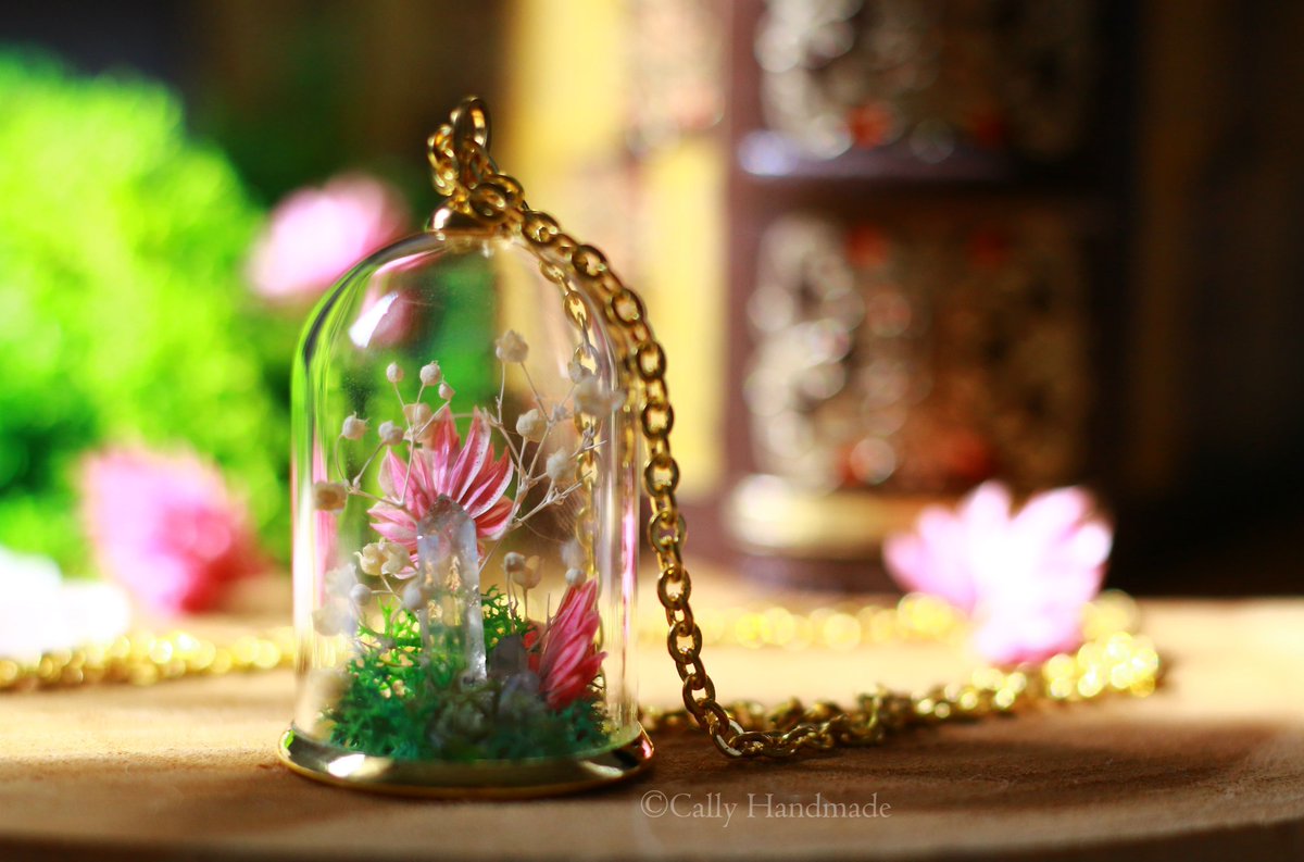 CallyHandmade's tweet photo. Voici le dôme « Renaissance Printanière », c’est un délicat jardin miniaturisé.
Ce mini jardin est à retrouver sur la boutique Etsy: CallyHandmade ou sur le site https://t.co/SfqvsV8azP
Belle et douce soirée 😘✨
#faitsmain #bijoux #jewellery #bijoudecréateur  #flowers #fleurs https://t.co/57IvOXfMRm