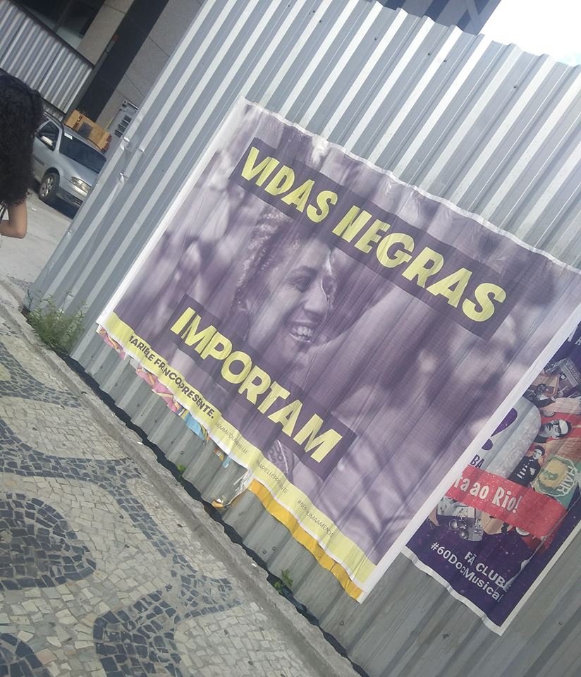 gargantapodero's tweet photo. Acá, en vivo, gritan las calles de Río.
El periodismo le dice desgracia.
El cinismo, democracia. https://t.co/IHWyaNBDpH