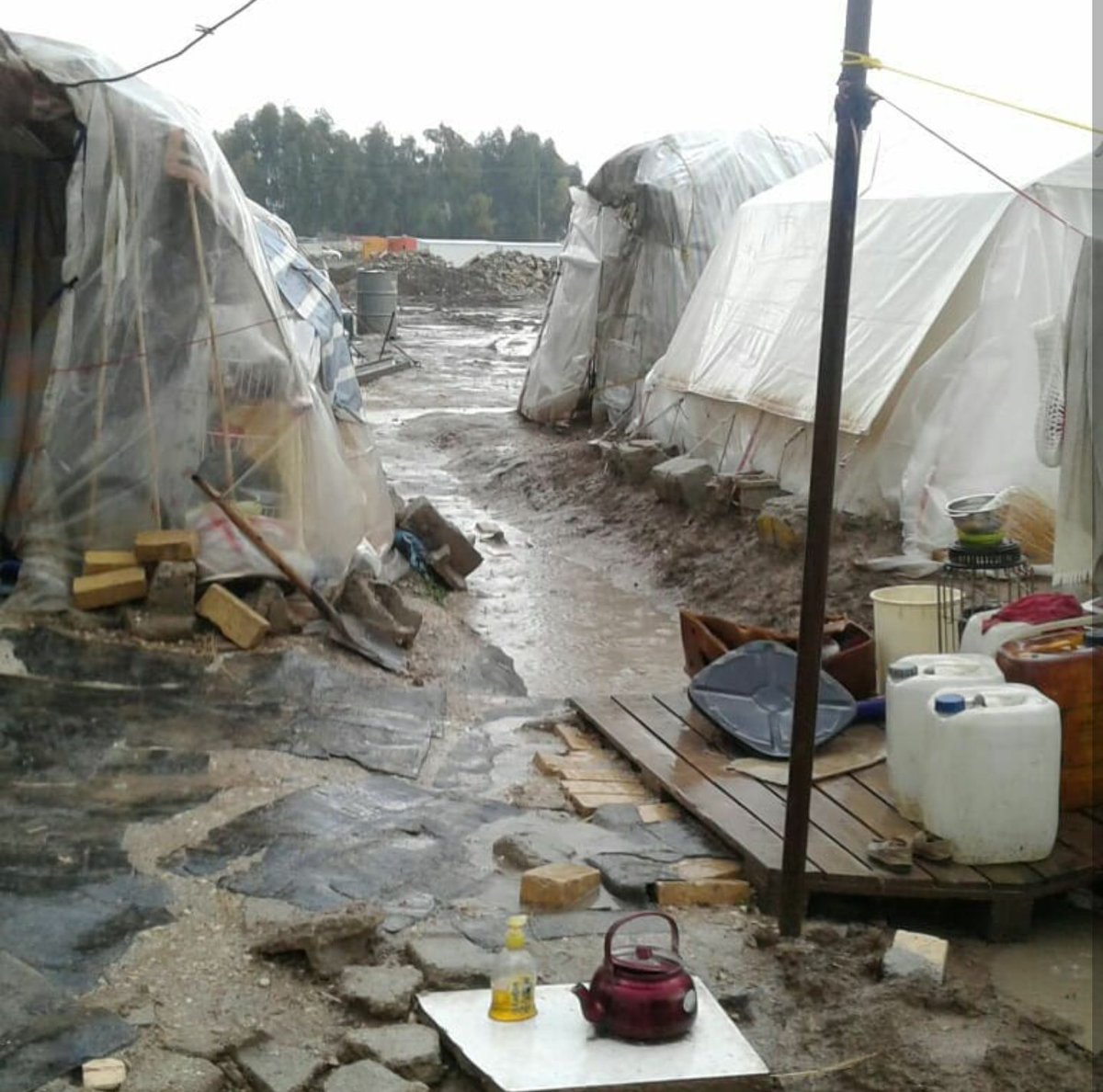 ALLYANEE57's tweet photo. #DisasterInKermanshah این تمام زندگی یک زلزله زده کرمانشاهی است! https://t.co/gUaFLWtgy2