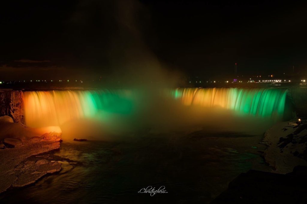HockeyPerks's tweet photo. Niagara Falls was lit up in Humboldt Broncos colours last night. #HumboldtStrong https://t.co/YVYcqPOxGk